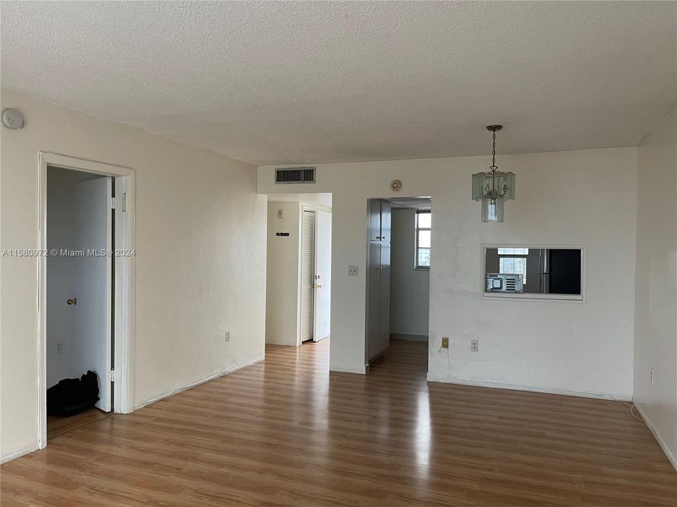 For Sale: $174,900 (1 beds, 1 baths, 763 Square Feet)