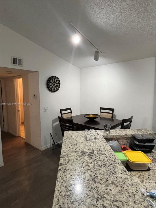 Recently Rented: $2,100 (2 beds, 1 baths, 965 Square Feet)