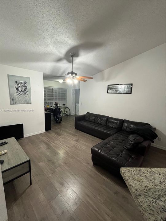 Recently Rented: $2,100 (2 beds, 1 baths, 965 Square Feet)