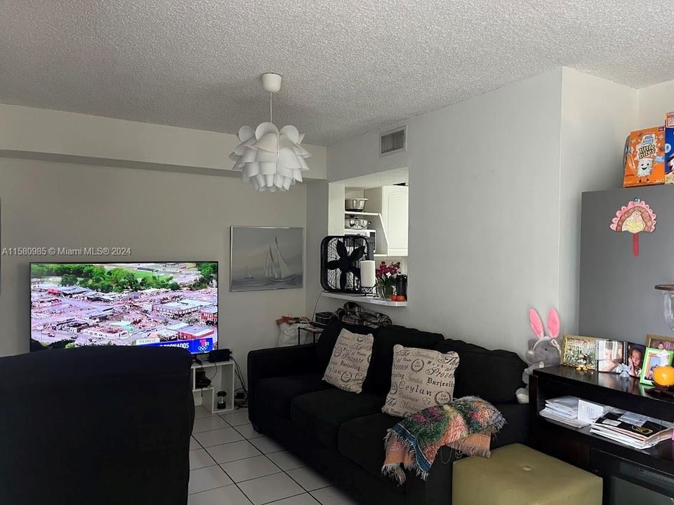 For Rent: $2,299 (2 beds, 2 baths, 898 Square Feet)