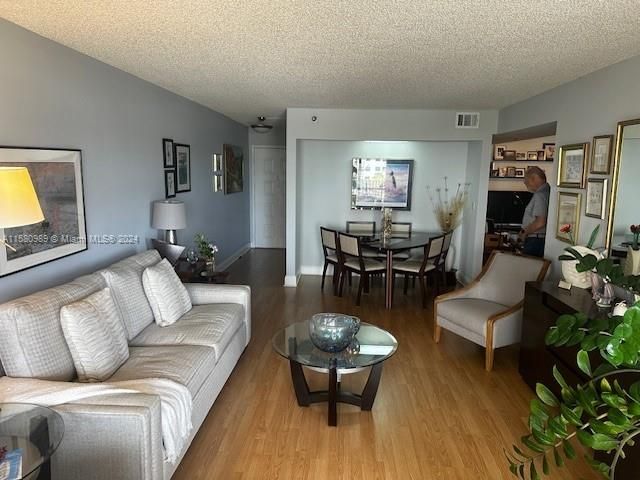 For Sale: $449,000 (1 beds, 1 baths, 1190 Square Feet)