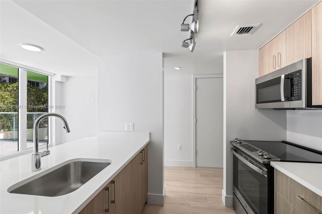 For Rent: $4,066 (1 beds, 2 baths, 765 Square Feet)