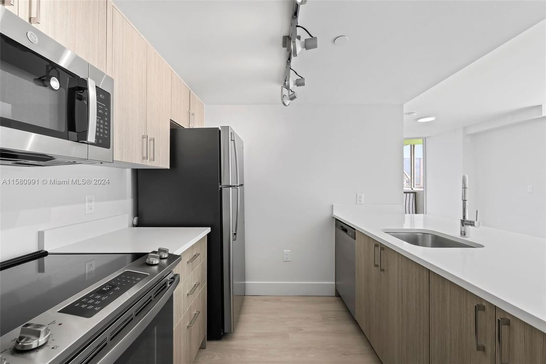 For Rent: $4,066 (1 beds, 2 baths, 765 Square Feet)