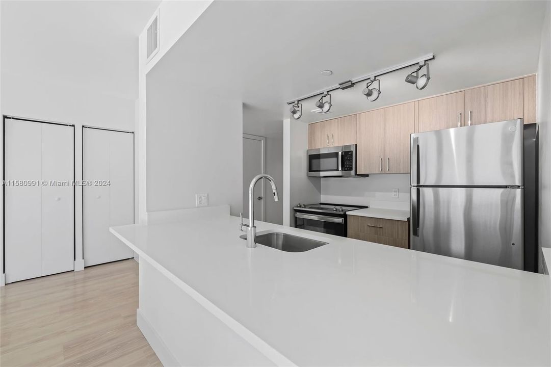For Rent: $4,066 (1 beds, 2 baths, 765 Square Feet)