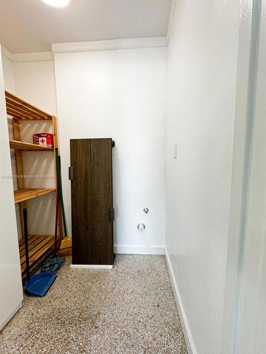For Sale: $265,000 (1 beds, 1 baths, 609 Square Feet)