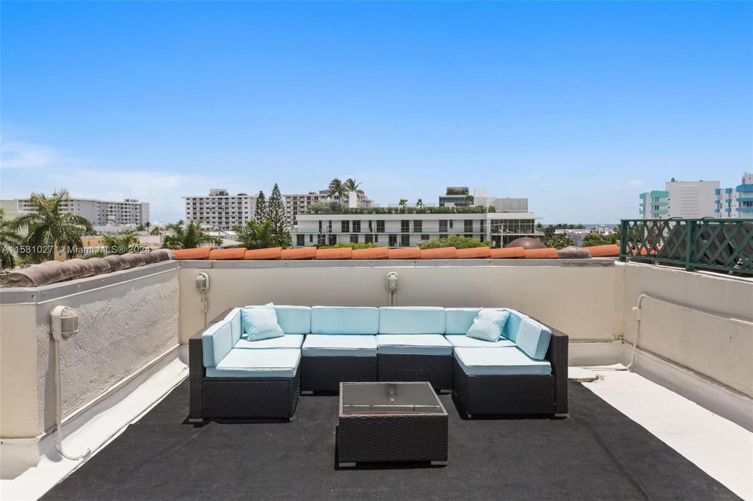 For Sale: $1,249,000 (2 beds, 2 baths, 1190 Square Feet)