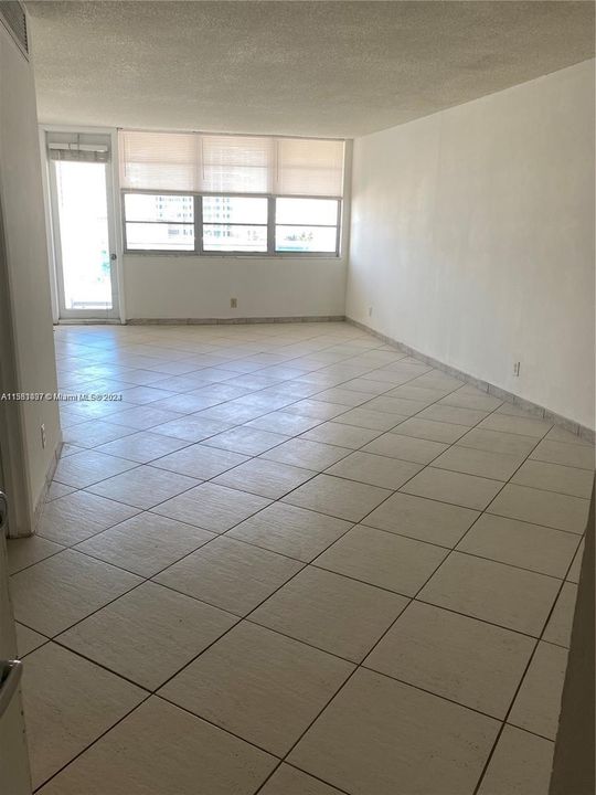 For Rent: $2,600 (1 beds, 1 baths, 910 Square Feet)