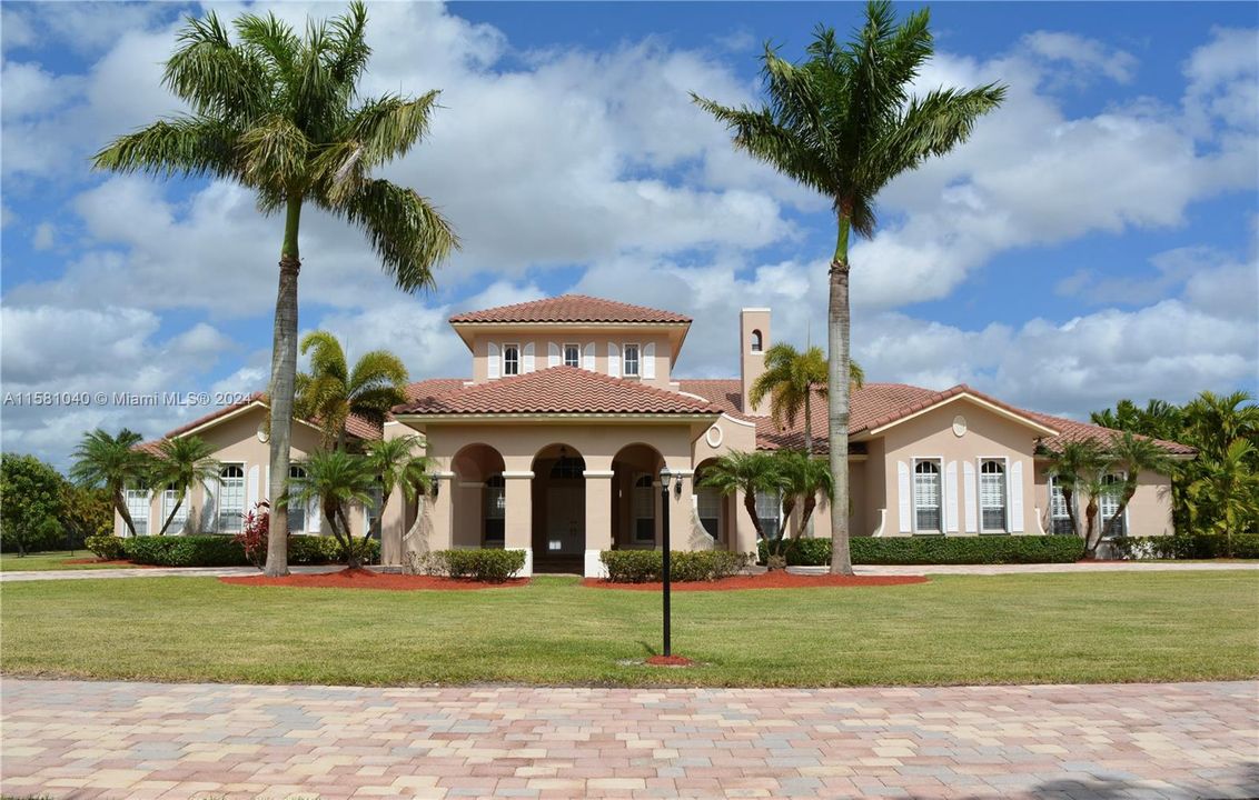 For Sale: $2,249,900 (6 beds, 4 baths, 5497 Square Feet)