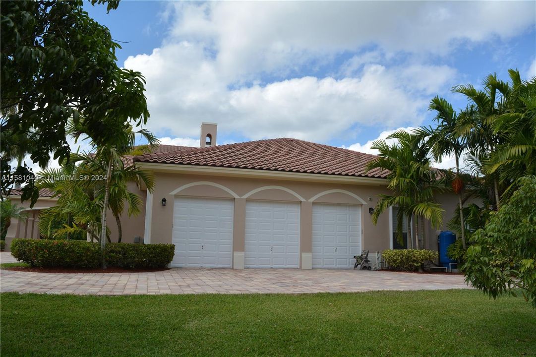 3 car garage w/separate a/c unit