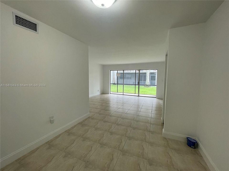 Active With Contract: $2,200 (1 beds, 1 baths, 948 Square Feet)