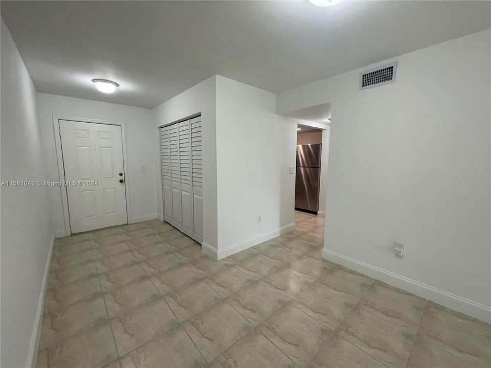 Active With Contract: $2,200 (1 beds, 1 baths, 948 Square Feet)