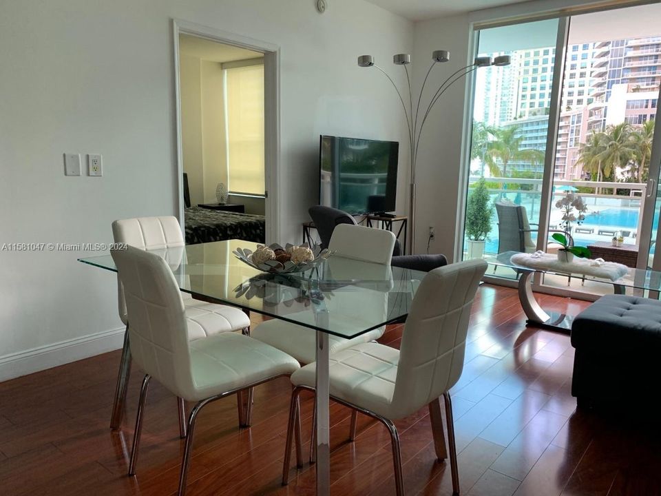 For Sale: $698,900 (2 beds, 2 baths, 986 Square Feet)