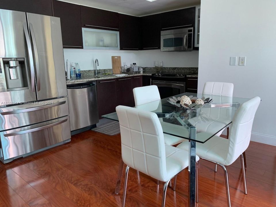 For Sale: $698,900 (2 beds, 2 baths, 986 Square Feet)