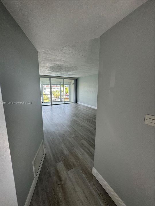 For Rent: $1,800 (1 beds, 1 baths, 825 Square Feet)