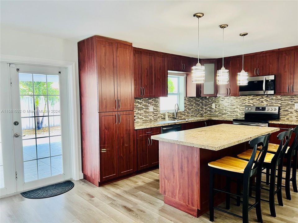 Active With Contract: $539,900 (3 beds, 2 baths, 1244 Square Feet)