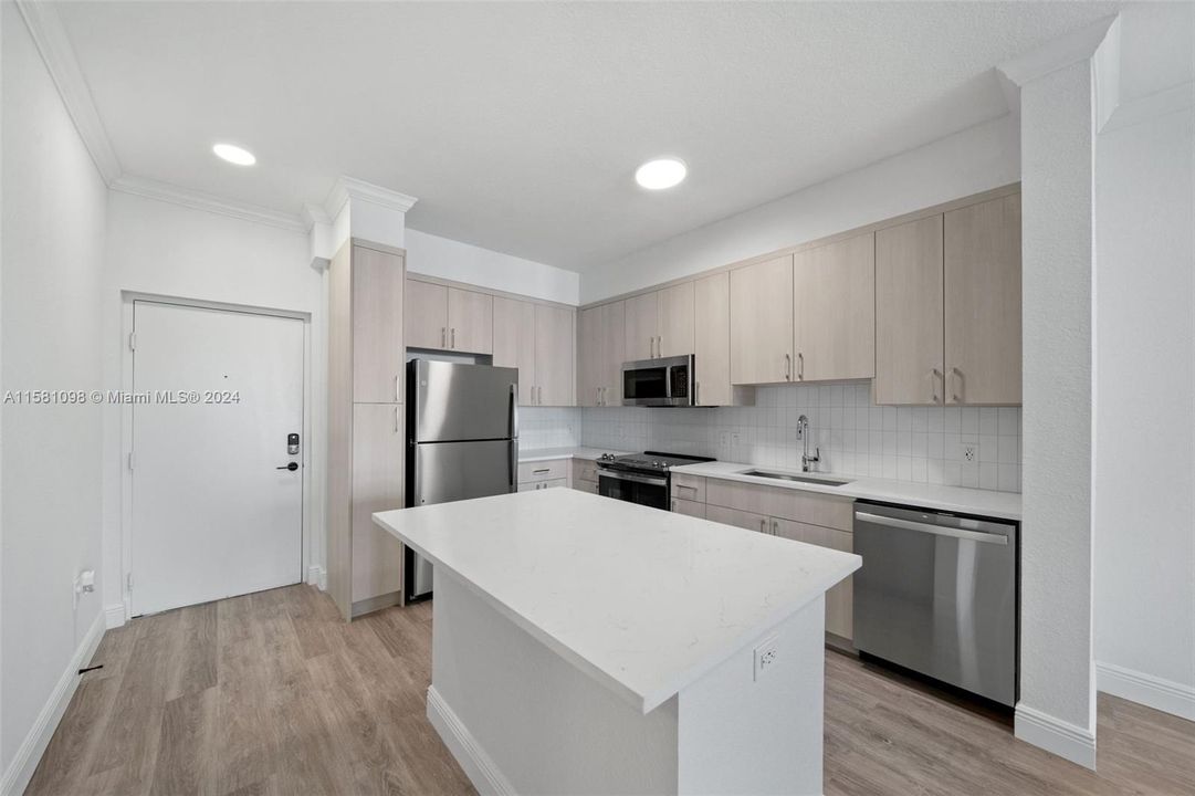 For Rent: $2,336 (1 beds, 1 baths, 883 Square Feet)