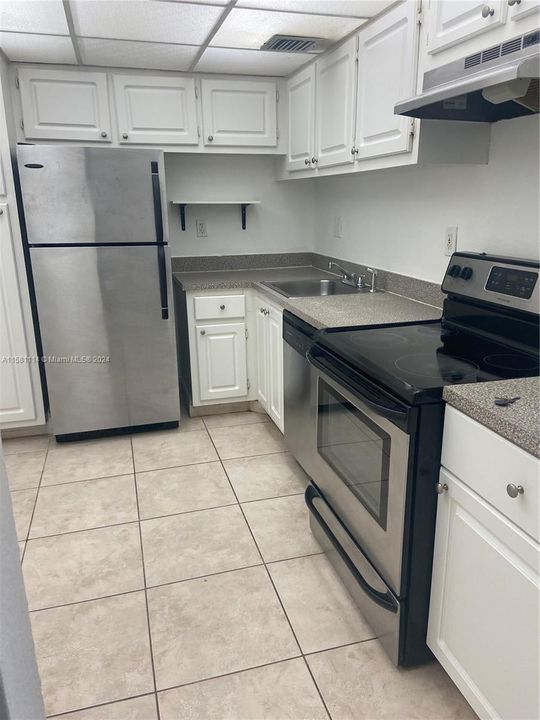 Active With Contract: $1,900 (1 beds, 1 baths, 714 Square Feet)