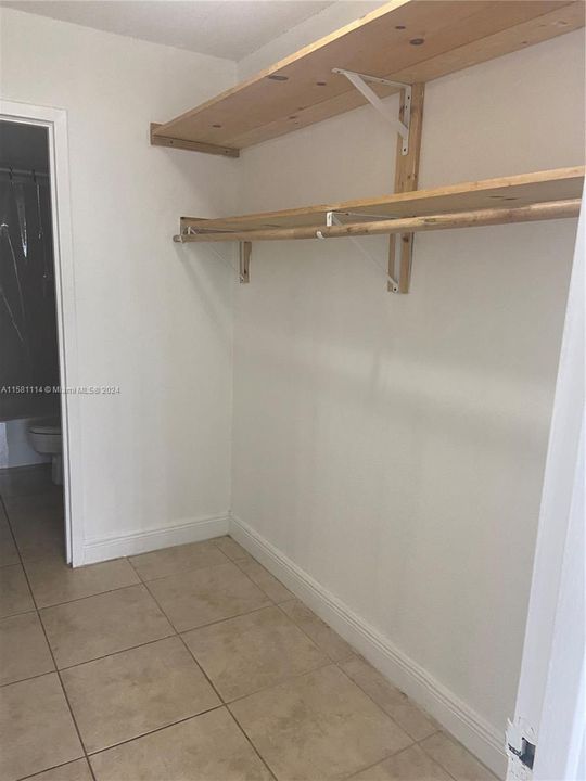 For Rent: $1,900 (1 beds, 1 baths, 714 Square Feet)