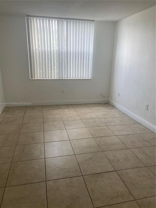 Active With Contract: $1,900 (1 beds, 1 baths, 714 Square Feet)