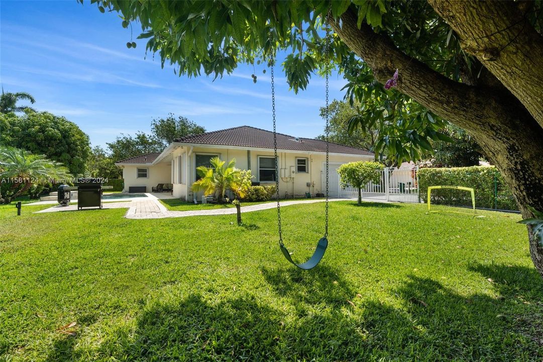 Active With Contract: $1,250,000 (4 beds, 3 baths, 2742 Square Feet)