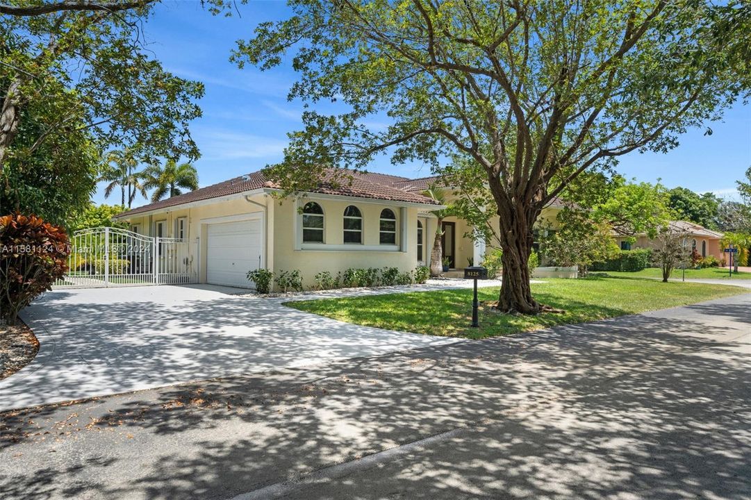 Active With Contract: $1,250,000 (4 beds, 3 baths, 2742 Square Feet)