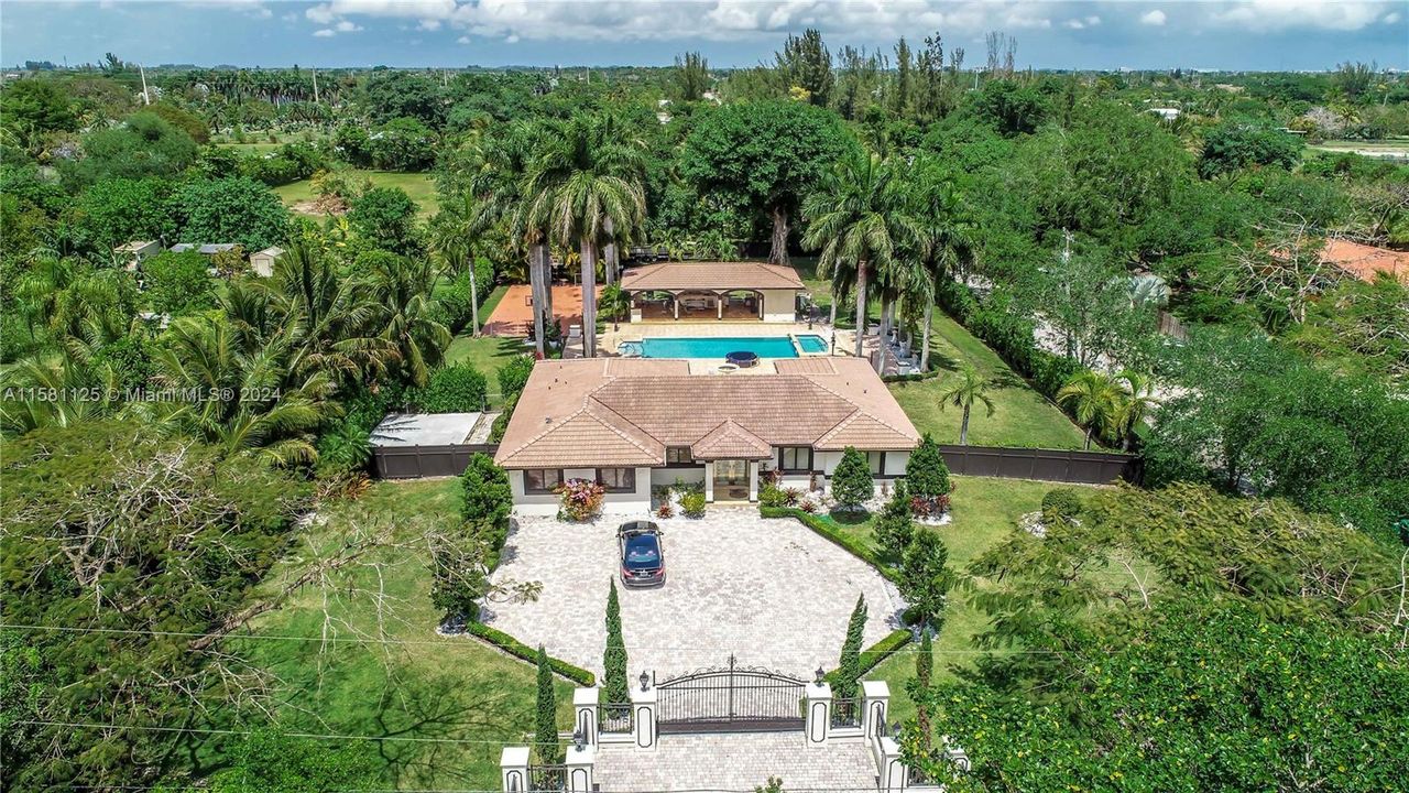 En Venta: $1,499,000 (3 camas, 4 baños, 2715 Pies cuadrados)