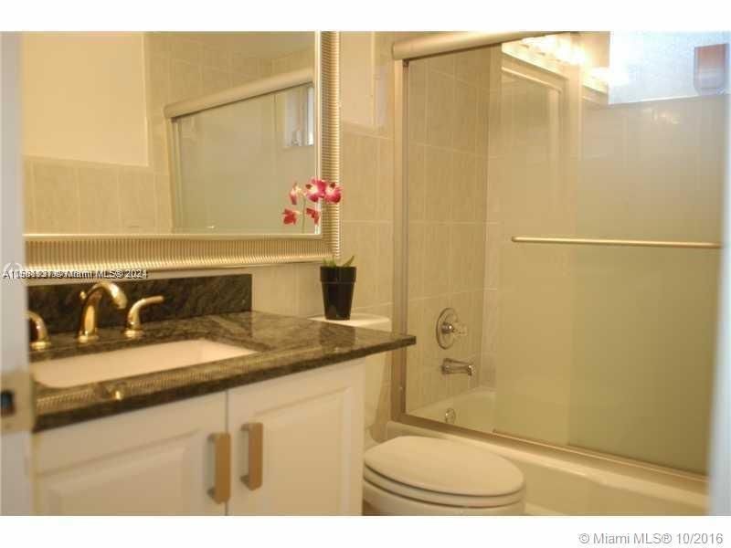 For Rent: $2,100 (2 beds, 2 baths, 856 Square Feet)