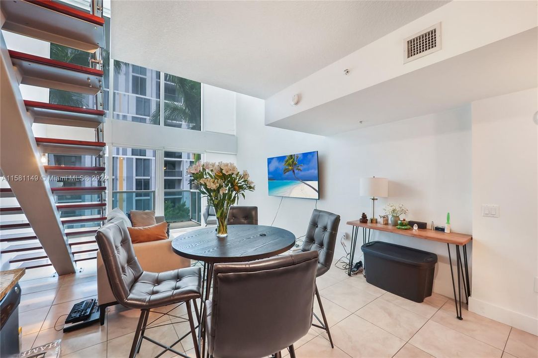 For Sale: $530,000 (1 beds, 1 baths, 987 Square Feet)
