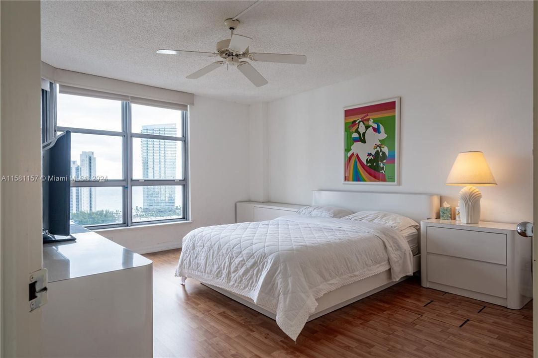 For Sale: $469,000 (2 beds, 2 baths, 1183 Square Feet)