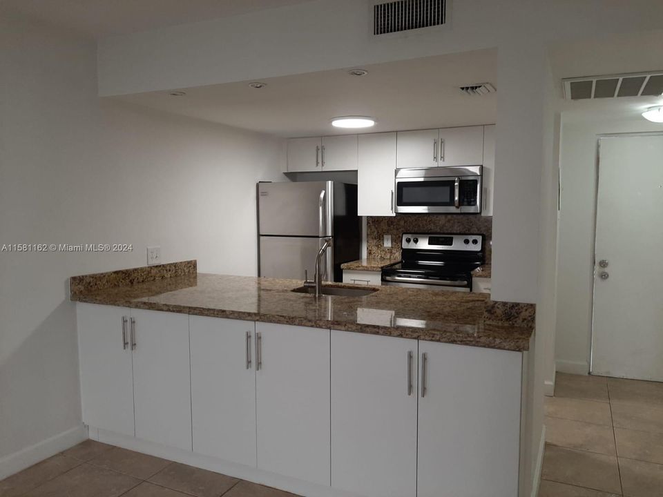 For Rent: $1,990 (1 beds, 1 baths, 710 Square Feet)