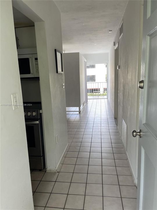 For Sale: $273,000 (1 beds, 1 baths, 677 Square Feet)