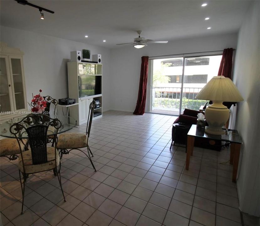 For Sale: $263,000 (1 beds, 1 baths, 677 Square Feet)