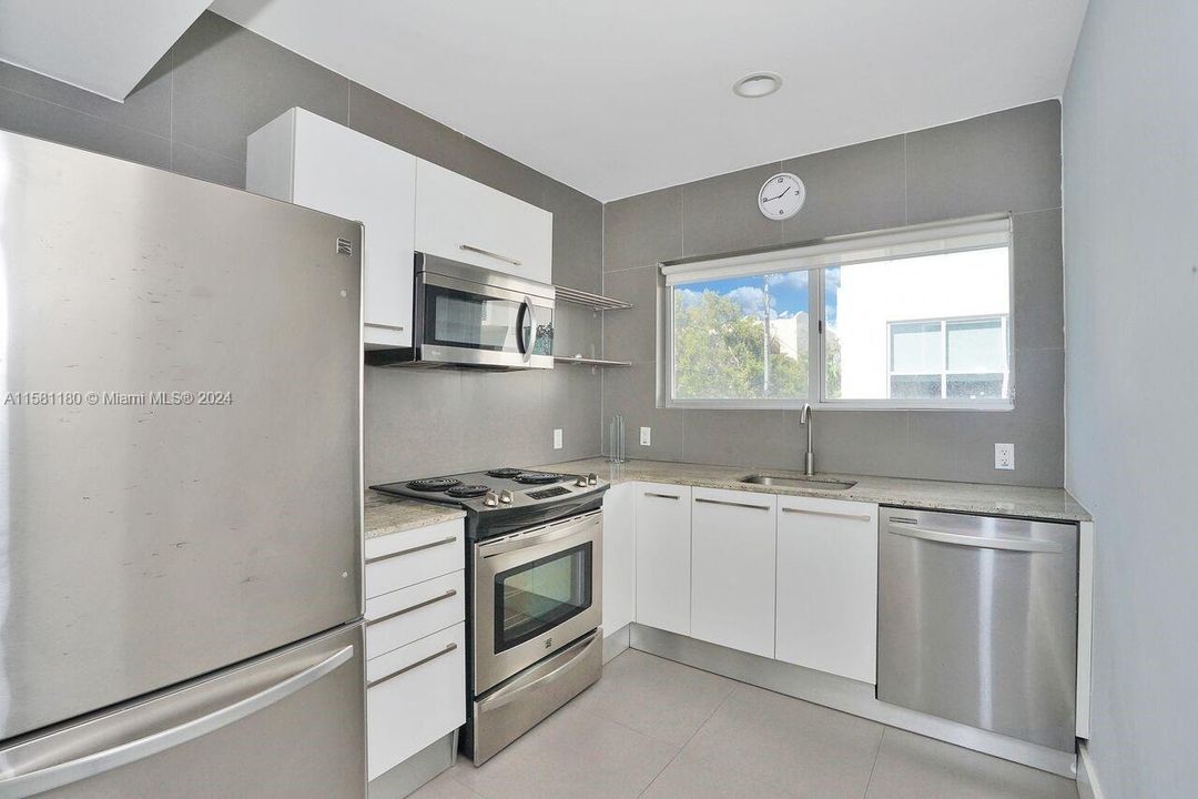 For Sale: $399,000 (2 beds, 1 baths, 817 Square Feet)