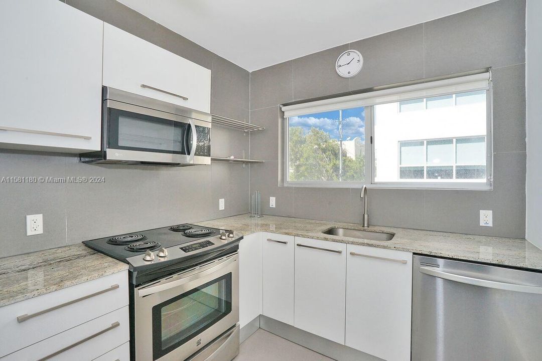 For Sale: $399,000 (2 beds, 1 baths, 817 Square Feet)