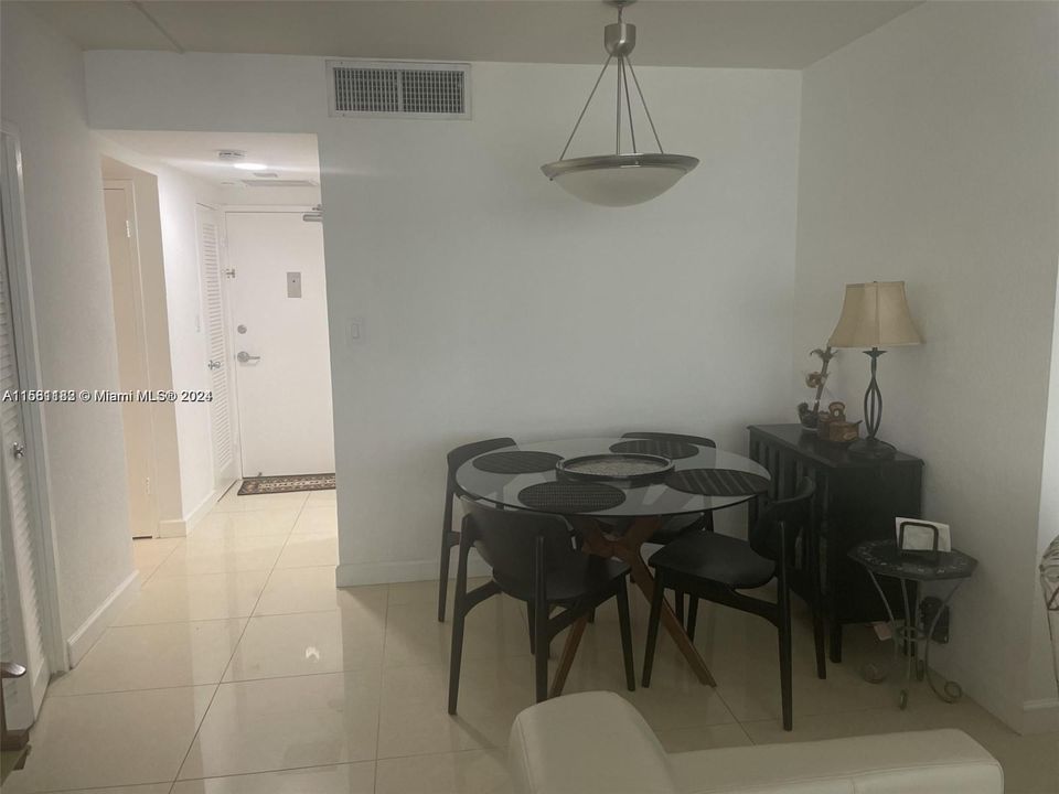 For Rent: $2,950 (1 beds, 1 baths, 787 Square Feet)