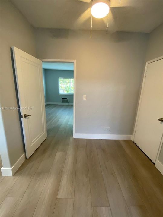 Active With Contract: $1,700 (0 beds, 1 baths, 440 Square Feet)