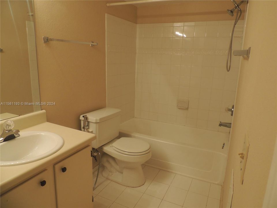 Active With Contract: $1,850 (1 beds, 1 baths, 805 Square Feet)