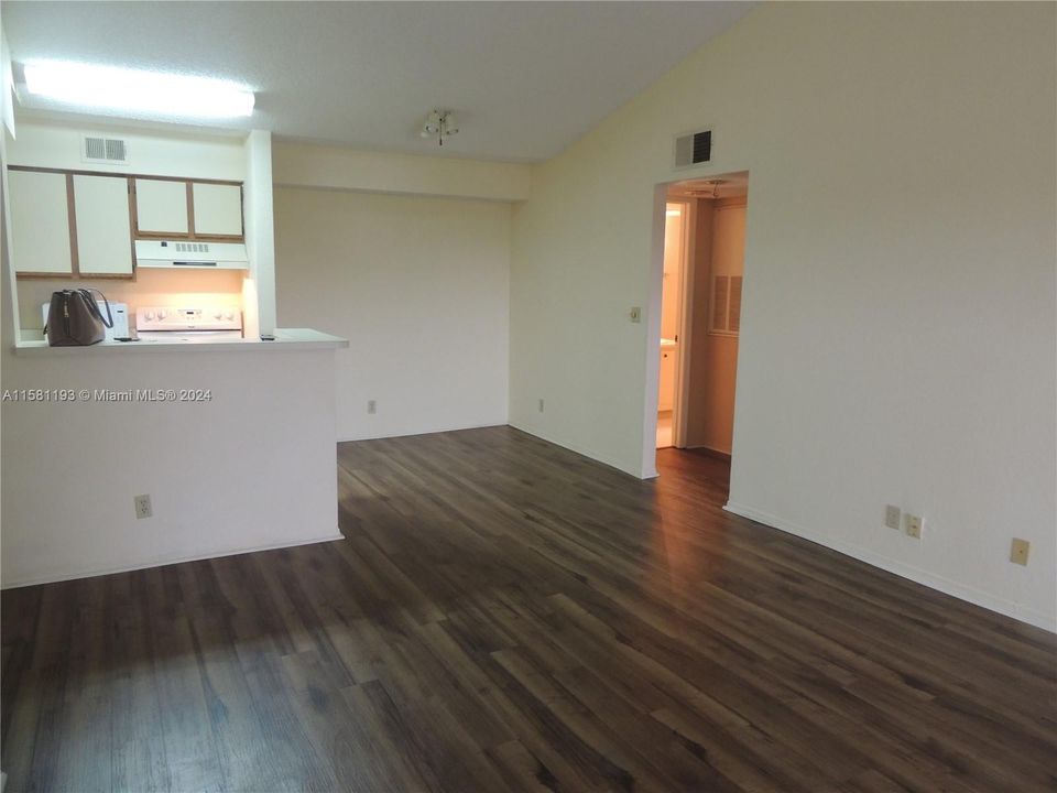 Active With Contract: $1,850 (1 beds, 1 baths, 805 Square Feet)
