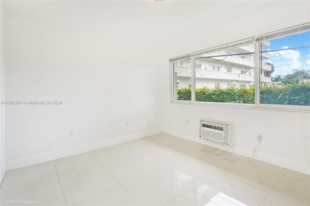 Active With Contract: $2,500 (2 beds, 1 baths, 880 Square Feet)