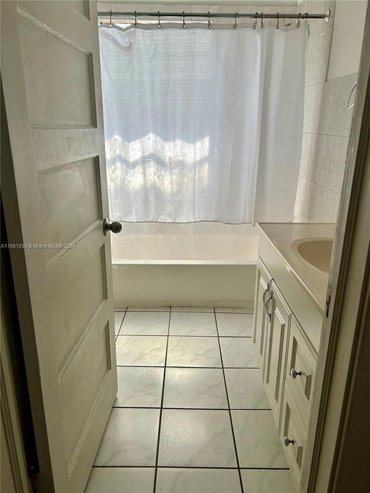 For Rent: $3,000 (3 beds, 2 baths, 1238 Square Feet)