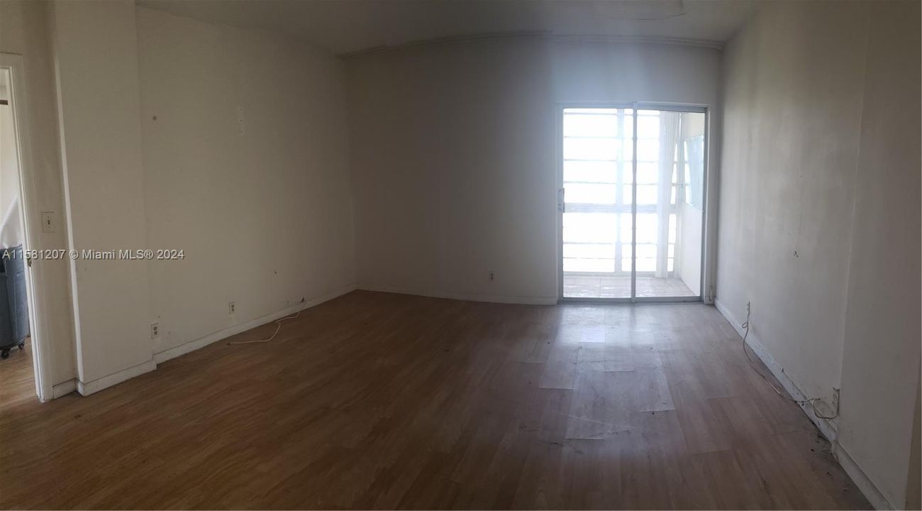 For Sale: $150,000 (1 beds, 1 baths, 732 Square Feet)