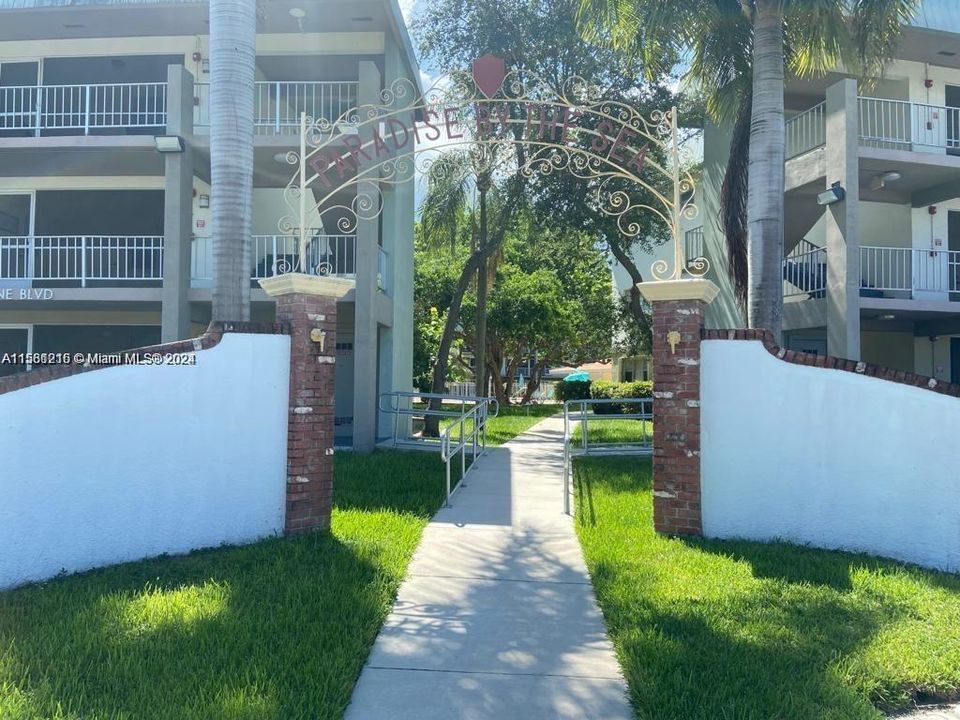 PARADISE BY THE SEA  ,SMALL COMMUNITY AT ONE BLOCK OF GREAT HOUSES IN THE INTERCOASTAL AND AT WALKING DISTANCES OF THE HALLANDALE BEACH SHOPPING AREA AND RESTAURANTS