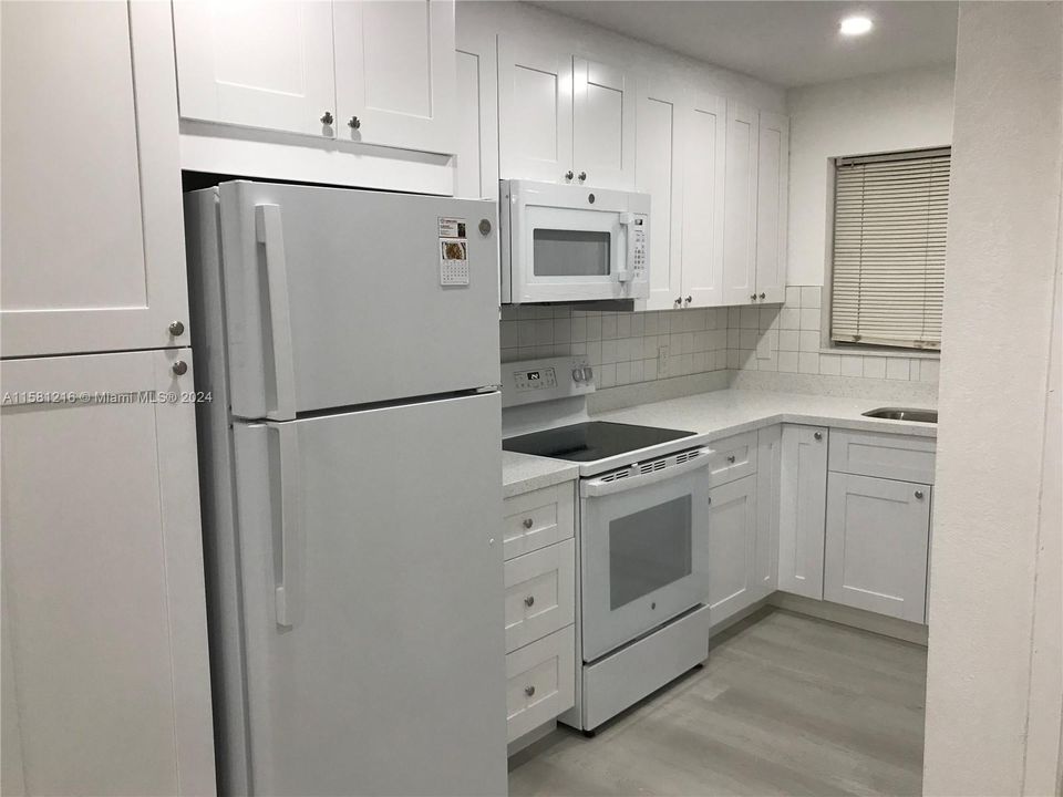 For Sale: $299,000 (1 beds, 1 baths, 765 Square Feet)