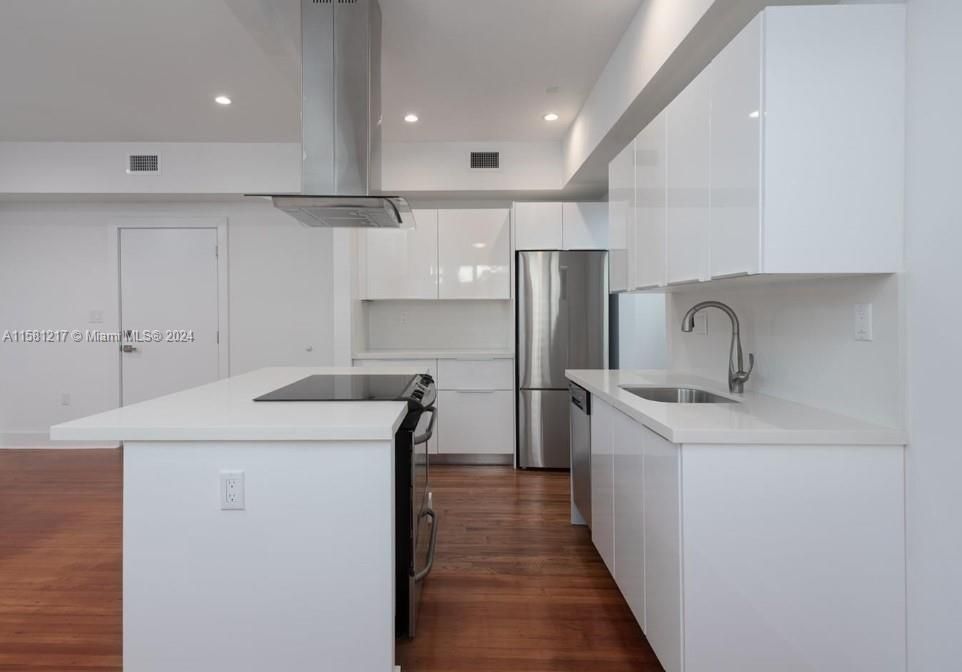 Active With Contract: $2,600 (1 beds, 1 baths, 593 Square Feet)