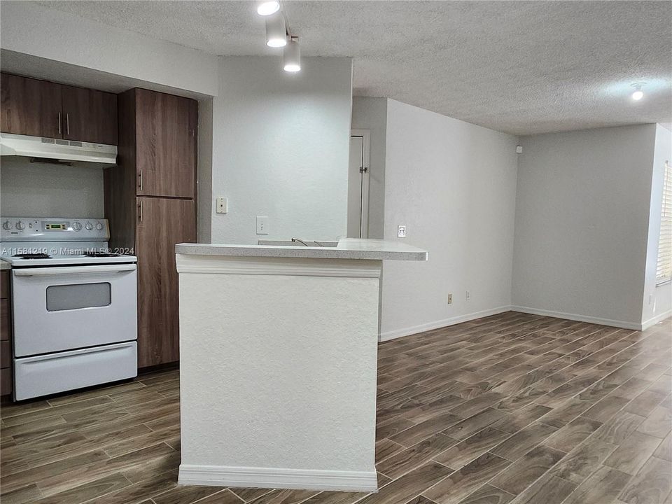 Recently Rented: $1,800 (1 beds, 1 baths, 743 Square Feet)