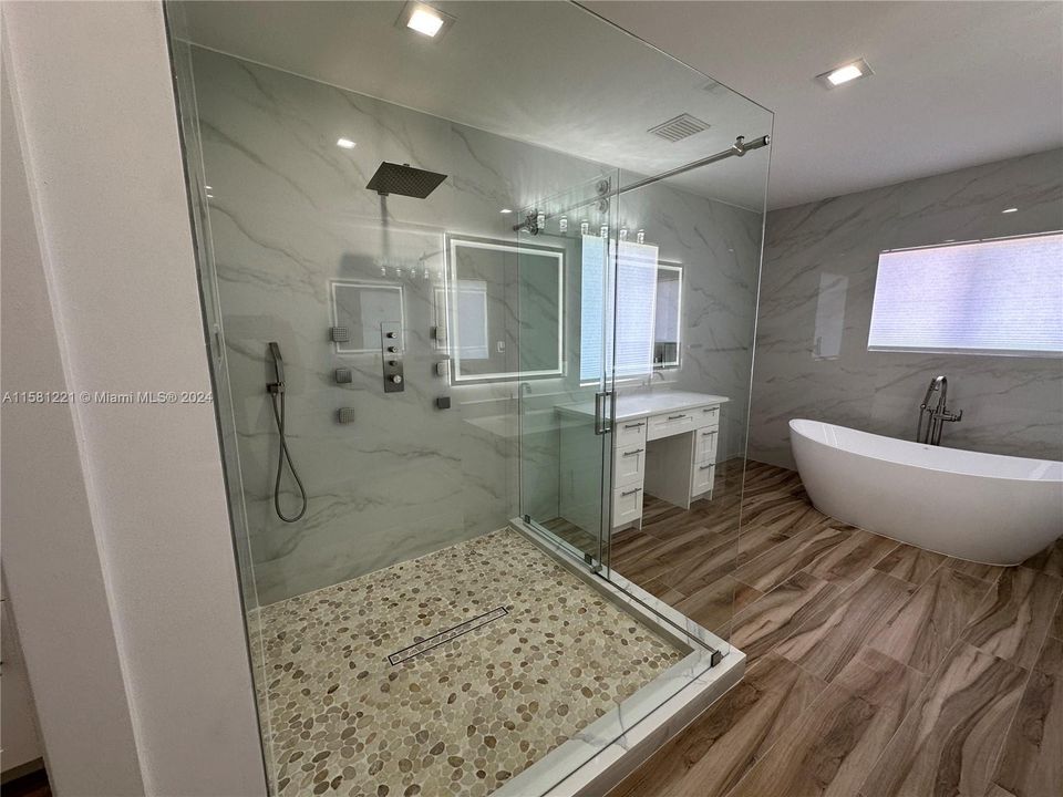 Под контрактом: $9,000 (5 спален, 4 ванн, 3945 Квадратных фут)