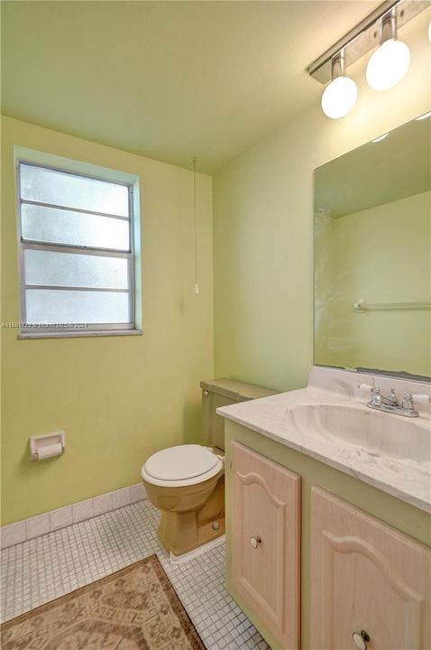 For Sale: $120,000 (1 beds, 1 baths, 738 Square Feet)