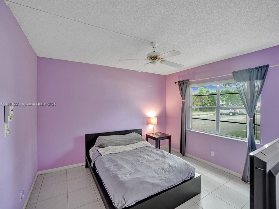 For Sale: $120,000 (1 beds, 1 baths, 738 Square Feet)