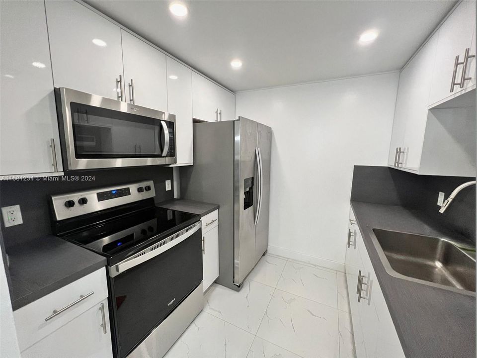 For Rent: $1,850 (1 beds, 1 baths, 811 Square Feet)