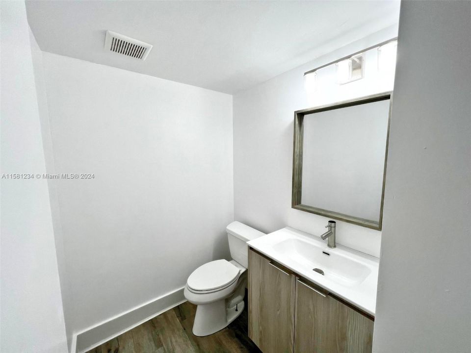 For Rent: $1,850 (1 beds, 1 baths, 811 Square Feet)